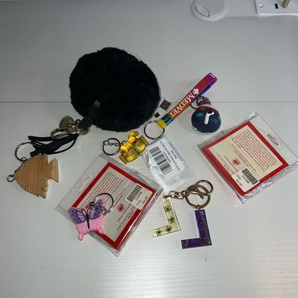 Keychain Lot Of 10 New-Preowned Bundle Keyring Resellers Flea market Collectors - Picture 6 of 6